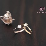 花びらがダイヤモンドを包む婚約指輪☆