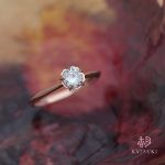 花びらがダイヤモンドを優しく包む人気の婚約指輪