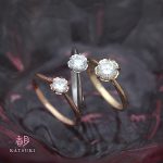 花びらがダイヤモンドを優しく包む人気の婚約指輪