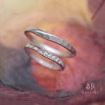 面取り（槌目）とダイヤモンドの組み合わせが魅力的な結婚指輪