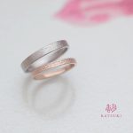 和紙のような質感が美しい結婚指輪