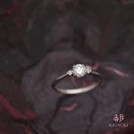 ３石の輝きがギュッと放たれる婚約指輪【シャンス・ルフレ】