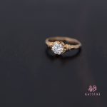受け継がれたダイヤモンドが輝く婚約指輪【グレイス】