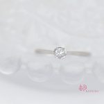 ５枚の花びらが優しくダイヤモンドを包む婚約指輪【フルーリ】