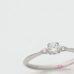 サプライズプロポーズで贈られた婚約指輪【シャンス・ルフレ】