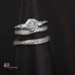 プラチナのバラがダイヤモンドを包み込む婚約指輪【ローズ】